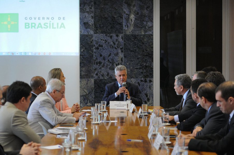 O governador Rodrigo Rollemberg recebeu, no Palácio do Buriti, o consultor sênior do Comitê Olímpico Internacional para os Jogos Olímpicos de Verão, Gilbert Felli, e representantes do Comitê Organizador Rio 2016; ates do encontro com o chefe do Executivo, foram apresentadas as ações que a administração local adota para a competição; a capital federal será palco de 10 partidas de futebol, sete masculinas e três femininas; "Estamos muito felizes e orgulhosos de sediar essa etapa de futebol. Brasília já teve uma experiência positiva, bem-sucedida, em relação à Copa do Mundo, e eu tenho certeza que a gente vai repetir o êxito", disse Rollemberg