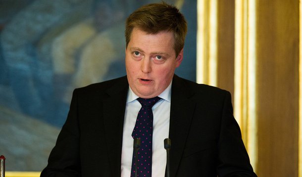 Primeiro-ministro da Islândia, Sigmundur David Gunnlaugsson, renunciou nesta terça-feira 5; decisão foi adotada em uma reunião de seu partido, horas depois de ele ter pedido a dissolução do Parlamento ao presidente do país, Olafur Ragnar Grimsson; documentos do grupo Mossack Fonseca revelaram uma offshore criada pela esposa de Gunnlaugsson nas Ilhas Virgens britânicas em 2007 para administrar sua fortuna, fato omitido por ele às autoridades