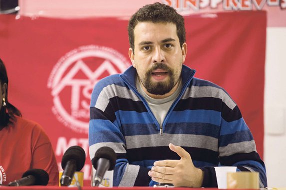 Precisamos entender que a defesa de Boulos é também uma luta necessária para a defesa da democracia. Precisamos deixar claro que não vamos permitir nunca mais que as liberdades democráticas sejam canceladas no nosso País. Nunca mais!