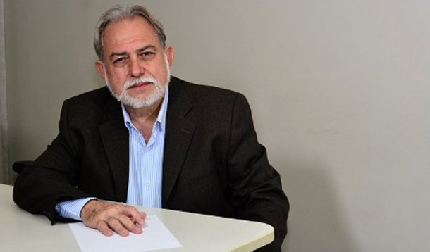 “Manter a taxa básica de juros só serve para manter a economia em recessão, com impactos negativos na geração de empregos. Aprofunda a crise brasileira, aumenta a dívida pública e drena recursos da sociedade para o rentismo, ou seja, para os banqueiros”, disse, em nota, o presidente da Contraf-CUT, Roberto von der Osten; De acordo com a entidade, com a Selic alta, as empresas têm dificuldades para financiar seus investimentos, reduzem a capacidade produtiva e fecham as portas, o que faz com que o desemprego aumente e a renda em circulação caia, diminuindo o consumo