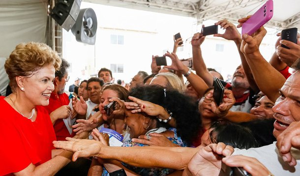 "Isso que estamos vivendo é um episódio inédito na política brasileira. Não é impeachment, porque não há crime de responsabilidade. Por isso acho mais conveniente denominá-lo 'campanha deseleitoral'. Trata-se não de eleger, mas de 'deseleger' a presidente da República", diz o colunista Alex Solnik; "A batalha só não está perdida porque, por enquanto, os tais 'movimentos de rua' mobilizaram somente a 'elite branca'. A maioria da população ainda não percebeu que será a principal prejudicada caso a presidente seja 'deseleita', anestesiada pelas novelas e pelo futebol, por isso continua em casa, sem entender o que está acontecendo"