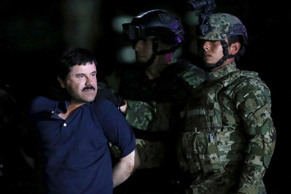 Joaquín "El Chapo" Guzmán levado por soldados durante apresentação em hangar da Procuradoria-Geral do México na Cidade do México. 08/01/2016 REUTERS/Edgard Garrido