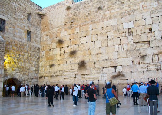Israel aprovou neste domingo uma resolução histórica que rompe com o controle exclusivo dos ultraortodoxos do Muro das Lamentações em Jerusalém e permite que homens e mulheres possam rezar em conjunto naquele local, considerado o mais sagrado do judaísmo; com 15 votos a favor e cinco contra, o governo israelense aprovou um plano que prevê a criação de uma nova praça em frente ao muro milenar, na qual os membros das correntes conservadora e reformista do judaísmo vão poder rezar de forma igualitária e sem separação por sexo