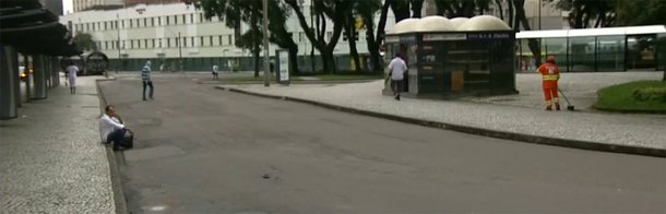 Os motoristas e cobradores de oito das 11 empresas de ônibus que atendem à população de Curitiba entraram em greve, deixando cerca de 2 milhões de pessoas sem transportes na cidade; de acordo com a assessoria de imprensa do sindicato da categoria, os motoristas decidiram parar por causa de atraso no pagamento dos salários de janeiro