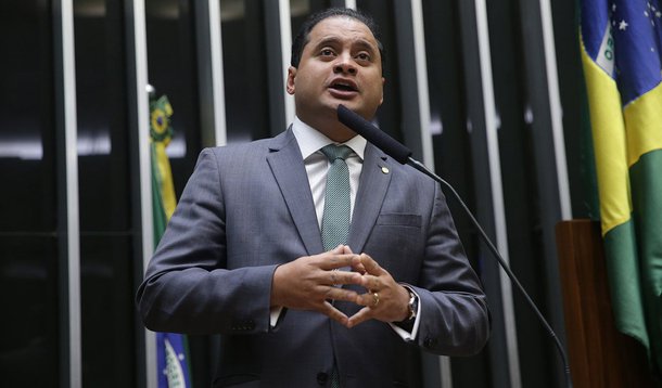 Avaliando o atual momento político vivido no País, o líder do PDT na Câmara, deputado federal Weverton Rocha, informou que a sigla decidiu continuar na base de sustentação do governo no Congresso, mas assegurou que, no momento oportuno, o partido discutirá a saída do governo para trabalhar o nome de Ciro Gomes à Presidência da República nas eleições de 2018; segundo o deputado Weverton, desembarcar do governo nesse momento de crise seria oportunismo do partido; “Vamos manter apoio à presidente Dilma Rousseff até ela superar esse momento difícil. Ajudamos a elegê-la e é nossa obrigação ajudar o governo a superar esse momento de crise”, afirmou