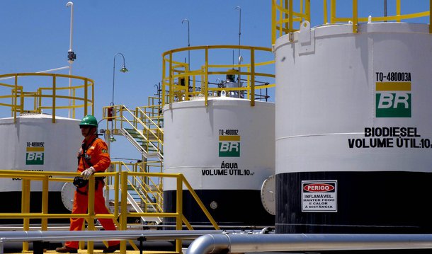 Petrobras avalia vender o controle da sua subsidiária de combustíveis BR Distribuidora; segundo aagência Reuters, possbilidade ganhou corpo após a estatal não conseguir garantir lances por uma participação minoritária na companhia; mudança na estratégia passou a ser analisada depois que três dos quatro concorrentes que entregaram propostas preliminares para a participação na BR Distribuidora pediram por direitos de gestão ou uma fatia maior do capital votante da companhia; BR Distribuidora, que controla a maior rede de postos de combustíveis do país, foi avaliada no ano passado em cerca de US$ 10 bilhões 