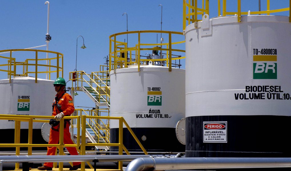 Petrobras avalia vender o controle da sua subsidiária de combustíveis BR Distribuidora; segundo aagência Reuters, possbilidade ganhou corpo após a estatal não conseguir garantir lances por uma participação minoritária na companhia; mudança na estratégia passou a ser analisada depois que três dos quatro concorrentes que entregaram propostas preliminares para a participação na BR Distribuidora pediram por direitos de gestão ou uma fatia maior do capital votante da companhia; BR Distribuidora, que controla a maior rede de postos de combustíveis do país, foi avaliada no ano passado em cerca de US$ 10 bilhões 