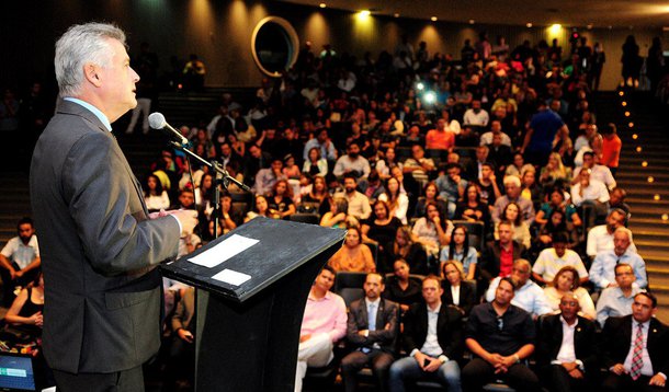 Os 200 conselheiros tutelares, eleitos pela população em outubro do ano passado, foram empossados em cerimônia, no auditório do Museu da República; governador Rodrigo Rollemberg, ao lado do secretário de Políticas para Crianças, Adolescentes e Juventude, Aurélio de Paula Guedes Araújo, entregou os diplomas a 20 deles em ato simbólico; "É importante frisar que vocês chegam aqui pelo poder das urnas. A responsabilidade é muito grande. Precisamos de uma interação permanente para superar os desafios. A missão é levar uma vida de qualidade e de dignidade para crianças e adolescentes"