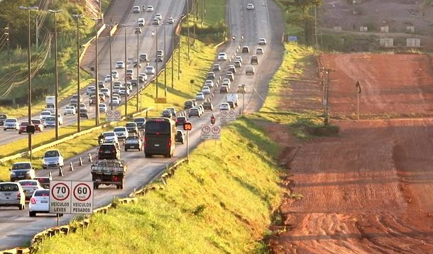 O Departamento de Estradas de Rodagem (DER) planeja recomeçar a duplicação da Saída Norte de Brasília em abril; a obra, que teve início em 2014 e foi abandonada, será financiada com dinheiro do BNDES; em maio do ano passado, o o governo do Distrito Federal chegou a anunciar a retomada do serviço; com a autorização do empréstimo, o executivo terá R$ 146 milhões em caixa, o que representa 74% da verba necessária para a conclusão da obra; o restante deve ser arrecadado até 2018