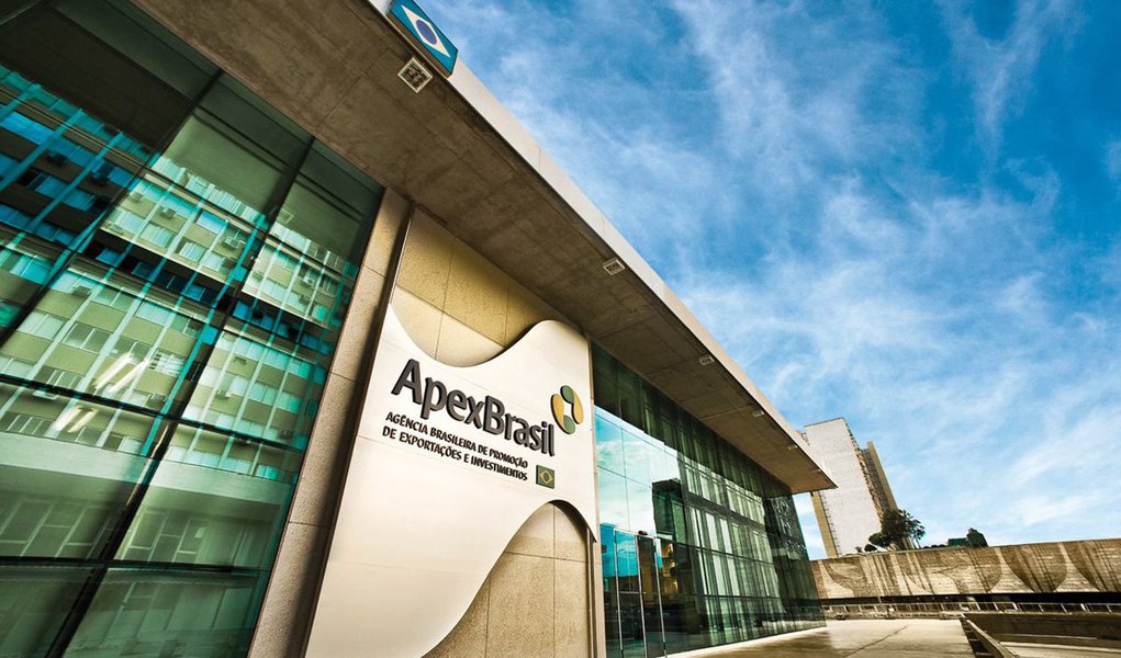 A Agência Brasileira de Promoção de Exportações e Investimentos (Apex-Brasil) atuará na seleção de 867 empresas que participarão do programa Brasil Mais Produtivo, ação coordenada pelo Ministério do Desenvolvimento, Indústria e Comércio (MDIC) que tem como objetivo aumentar a produtividade de pequenas e médias indústrias utilizando-se da ferramenta de lean manufacturing, a manufatura enxuta; o Programa foi lançado e capacitará, entre 2016 e 2017, três mil empresas por meio de 400 consultores do SENAI, todos especializados na metodologia de manufatura enxuta; a técnica é uma filosofia de gestão que prevê intervenções rápidas e de baixo custo, mas com significativo impacto no dia a dia das empresas