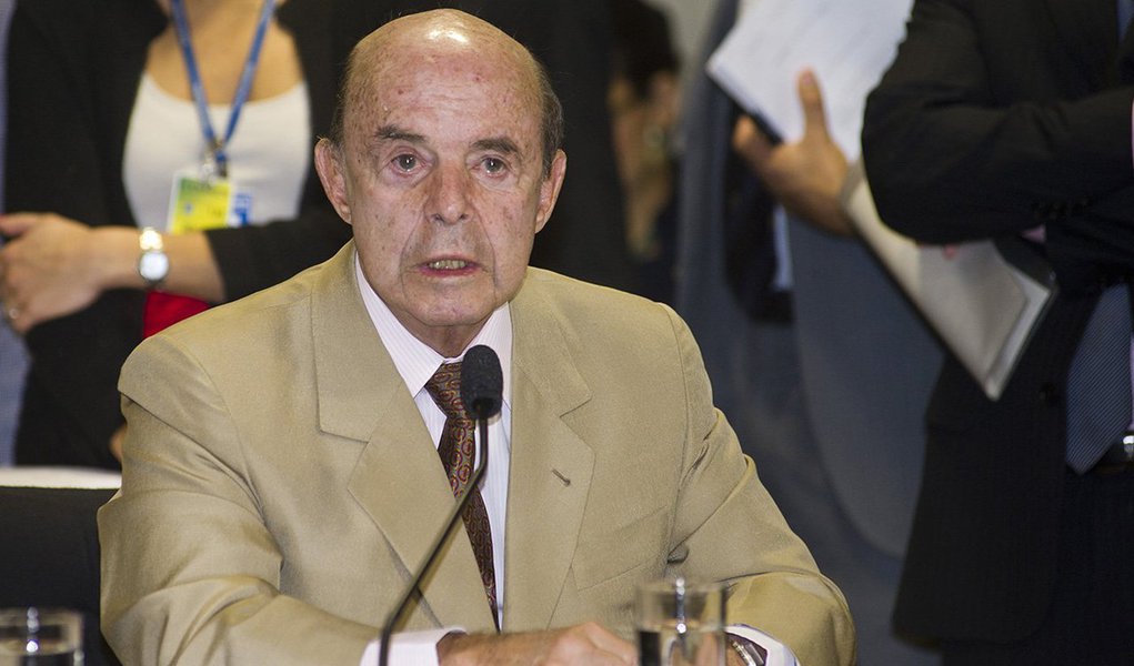 O governador do Rio de Janeiro em exercício, Francisco Dornelles, sancionou o novo piso regional dos trabalhadores da iniciativa privada do estado; o texto publicado no Diário Oficial determina  reajuste de 10,37% retroativo a 1º de janeiro; empregados domésticos, trabalhadores florestais, serventes, auxiliares de serviços gerais, auxiliares de garçom, lavadores e guardadores de carro e trabalhadores de pet shops, entre outros, passam a receber R$ 1.052,34; o valor anterior era R$ 953,47