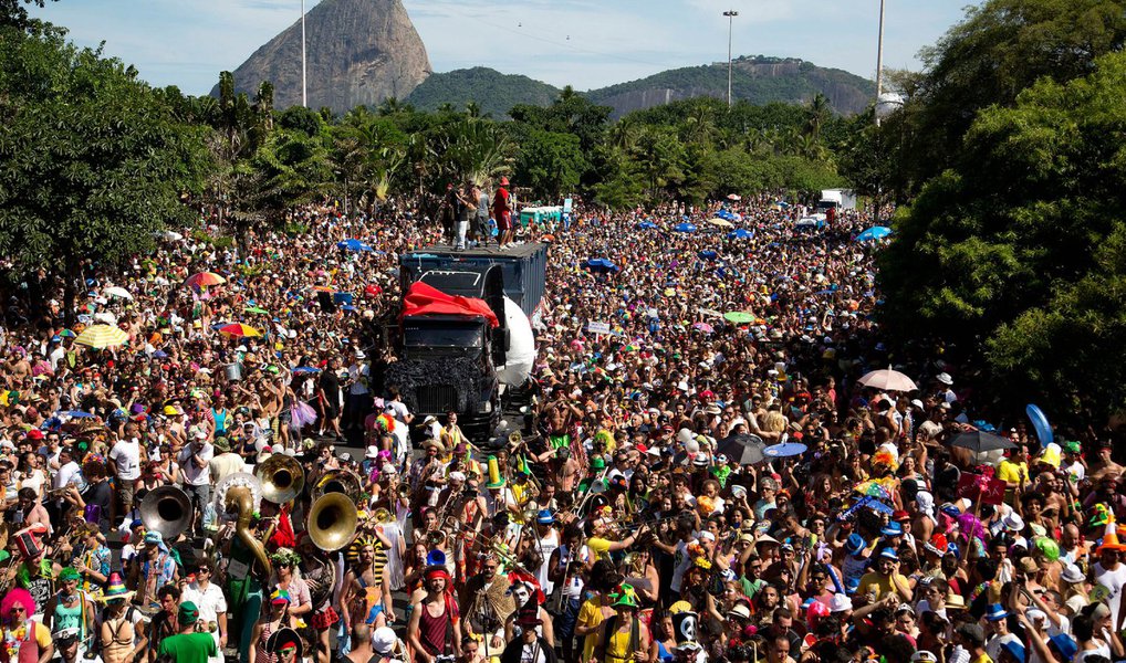Tradicional bloco do carnaval carioca, o Escravos da Mauá, que desfila na região portuária da cidade, sairá no dia 31 de janeiro; a concentração começa às 10h e o desfile ao meio-dia, de acordo com a diretora da agremiação, Teresa Guilhon; o bloco sai desde 1993 no Largo de São Francisco da Prainha, no bairro da Saúde, berço dos ranchos e dos primeiros movimentos do choro e do samba no Rio de Janeiro; segundo Teresa, o Escravos da Mauá procura em seus desfiles valorizar a cultura popular do Rio de Janeiro e o patrimônio da região portuária e da cidade; este ano, o local da concentração, a Praça Mauá, está renovada após modernização da área pela prefeitura
