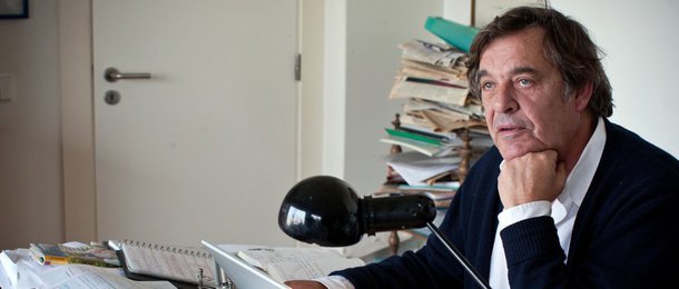 Jornalista português Miguel Souza Tavares disse em comentário na TV que está espantado com o nível da política brasileira, após ver o show de horrores transmitido ao vivo na votação do impeachment na Câmara, sob comando de Eduardo Cunha; "Nunca vi o Brasil ser tão baixo. O que se passou no Congresso brasileiro ultrapassou tudo o que existe. Não é discutível. Foi uma assembleia geral de bandidos comandada por um bandido chamado Eduardo Cunha, fazendo a destituição de uma presidente sem qualquer base jurídica nem constitucional. Parece uma falta de dignidade, que o é", diz Tavares; assista