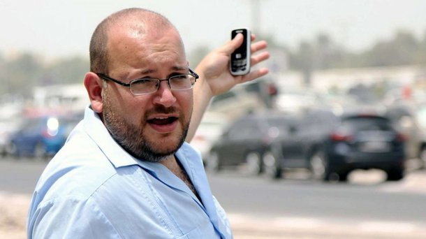 O jornalista irano-norte-americano do Washington Post Jason Rezaian (foto) e o sacerdote irano-norte-americano Said Abdeini estão entre os quatro binacionais iranianos libertados pelo Irã no quadro de uma troca de prisioneiros, informou neste sábado a agência Fars; Um pouco antes, o procurador de Teerã, Abbas Jafari Dolatabadi, tinha anunciado a libertação de "quatro presos iranianos binacionais" no quadro de uma troca de prisioneiros, sem referir a sua identidade