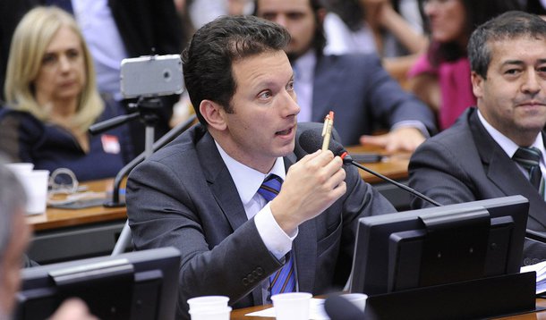 O deputado federal Nelson Marchezan (PSDB-RS) provocou polêmica ao afirmar, nesta terça (16), ao chamar, durante reunião do Conselho de Ética da Câmara, muitos parlamentares de corruptos; "Muitos parlamentares aqui são corruptos e votam com o bolso. Somos aqui a representação da sociedade que tem a sua parcela de corruptos representada", afirmou; na ocasião, o deputado criticava uma série de procedimentos adotados pelo Conselho que, segundo ele, tem atrasado o processo de cassação do presidente da Casa, Eduardo Cunha (PMDB-RJ)