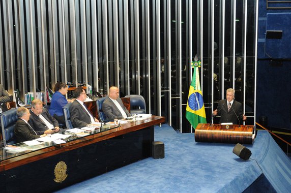 O governador do Distrito Federal, Rodrigo Rollemberg, compareceu à sessão no Senado em homenagem à Campanha da Fraternidade de 2016, promovida pela Conferência Nacional dos Bispos do Brasil (CNBB); segundo o chefe do executivo local, garantir água e esgoto para toda a população é um dos maiores desafios na construção de uma sociedade democrática e igualitária; "É inadmissível que em 2016 e em plena capital da República ainda tenhamos tanta desigualdade entre a população com acesso ao saneamento e a sem acesso a ele"