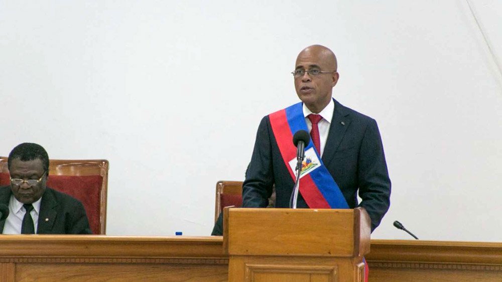 Com o fim do mandato, o presidente do Haiti, Michel Martelly, deixou o cargo neste domingo 7; ele pediu unidade para o país ultrapassar as dificuldades provocadas por uma crise eleitoral que impossibilitou a eleição de um novo chefe de Estado; "Hoje é um dia difícil, mas temos que estar unidos para enfrentar as dificuldades. Somos um povo corajoso, honrado e com uma história importante para o mundo", disse