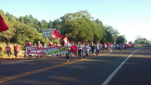 Cerca de 100 integrantes do Movimento dos Trabalhadores Rurais Sem Terra (MST) protestaram contra a violência no campo e contra o impeachment da presidente Dilma; por cerca de duas horas, eles fecharam a BR-277, em Curitiba, no bairro Orleans; a manifestação contou com integrantes do Movimento Popular por Moradia (MPM); os participantes do protesto atearam fogo em pneus e protestaram com faixas e cartazes; a fila de veículos chegou a oito quilômetros