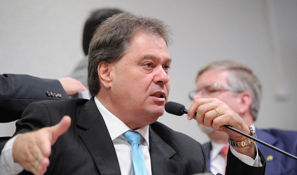 O ex-senador Gim Argello fechou nesta terça (19) termos para um acordo de delação premiada; o advogado Marcelo Bessa, que defende o ex-senador, participou das negociações junto a integrantes da Força-Tarefa da Lava Jato em Curitiba; Argello foi alvo da Operação Vitoria de Pirro, 28ª fase da Lava Jato deflagrada pela Polícia Federal no último dia 12 de abril