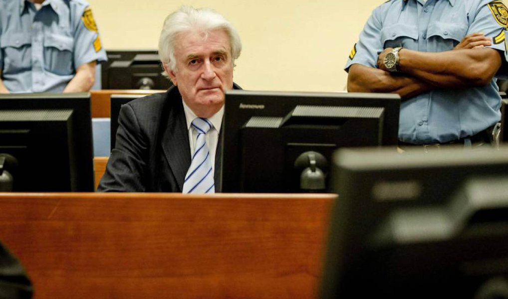Tribunal Penal Internacional de Haia condenou nesta quinta-feira, 24, o ex-presidente da República da Sérvia, Radovan Karadzic, a 40 anos de prisão; Karadzic é reconhecido culpado de genocídio e outras nove acusações de crimes contra a humanidade e crimes de guerra cometidos durante a guerra civil na Bósnia-Herzegovina, entre abril de 1992 e novembro de 1995; Karadzic, de 70 anos, era acusado de genocídio em Srebrenica, em 1995, e de outros crimes de guerra cometidos na Bósnia e na Herzegovina, num total de 11 itens