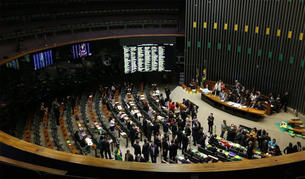 Após mais de dois dias de discussão no plenário da Casa, o parecer do relator Jovair Arantes (PTB-GO), pela admissibilidade do impeachment, vai a voto a partir das 14h; votação é aberta e cada um dos 513 deputados será chamado nominalmente para declarar sua posição; para ser aprovado são necessários 342 votos favoráveis, ou dois terços da Casa; governo calcula que somados os votos garantidos com as abstenções, chegaria a 200 votos contra o impeachment; previsão é que o resultado da votação seja conhecido por volta das 21h