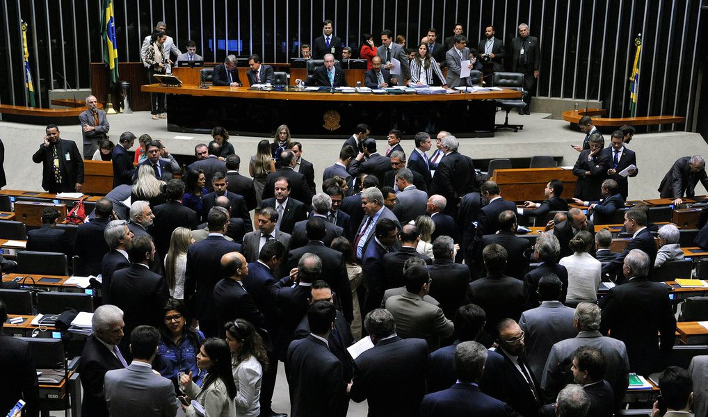 Plenário da Câmara aprovou o pedido de urgência do projeto que aumenta os salários dos servidores do Poder Judiciário; pelo texto aprovado na Comissão de Trabalho, de Administração e Serviço Público, o reajuste será de 41,47%; aumento será dado, de forma escalonada, em oito parcelas, de janeiro de 2016 a julho de 2019; só neste ano o impacto é de R$ 1,1 bilhão; proposta pode ser incluída na pauta a qualquer momento, mas não há previsão de votação