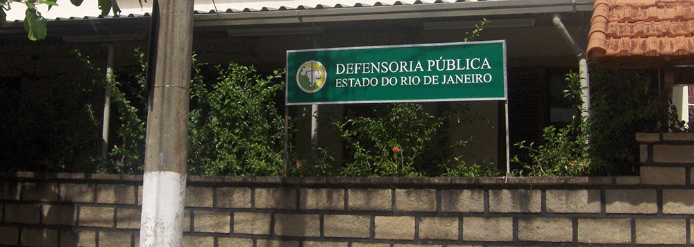 A Defensoria Pública do Estado entrou com uma ação na Justiça para tentar obrigar o Estado do Rio a pagar os aposentados; a expectativa é que o documento seja apreciado ainda nesta sexta (15); a ação é para tentar garantir o pagamento dos vencimentos de inativos e pensionistas do estado que receberiam mais de R$ 2 mil, em decisão do governo; ao todo, 137 mil aposentados e pensionistas que foram prejudicados