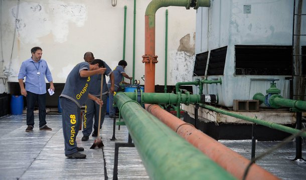Vários órgãos federais no Rio de Janeiro participam do mutirão de combate ao mosquito Aedes aegypti; as dependências dos prédios foram limpas com água e sabão para eliminar possíveis criadouros do mosquito, que é transmissor da dengue, do vírus Zika e da febre chikungunya; a iniciativa faz parte da campanha Dia da Faxina, que alerta para a importância e acabar com focos dos inseto em cada órgão público, escolas e nas casas 