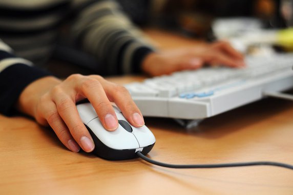 A Agência Nacional de Telecomunicações (Anatel) proibiu por tempo indeterminado as operadoras de reduzir a velocidade da internet banda larga fixa; proibição que antes tinha prazo de 90 dias agora vai vigorar até que a Anatel analise a questão da limitação de franquias, após reclamações de consumidores; "Até a conclusão desse processo, sem prazo determinado, as prestadoras continuarão proibidas de reduzir a velocidade, suspender o serviço ou cobrar pelo tráfego excedente nos casos em que os consumidores utilizarem toda a franquia contratada", diz a Anatel