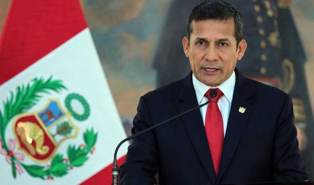 Presidente do Peru, Ollanta Humala, convocou o embaixador do Brasil em Lima, Marcos Raposo Lopes, ao Palácio do Governo na noite desta segunda-feir, 22, para "expressar seu rechaço" às investigações da Polícia Federal na Operação Acarajé, a 23ª fase da Operação Lava Jato; ele solicitou informações oficiais sobre a planilha encontrada pela PF com pessoa "com vínculo empregatício" com a construtora Odebrecht, na qual são citados alguns "usos" de recursos da empreiteira, dentre os quais um certo "Projeto OH", que segundo a PF pode ser uma referência ao presidente; citação aparece ao lado da cifra de R$ 4,8 milhões