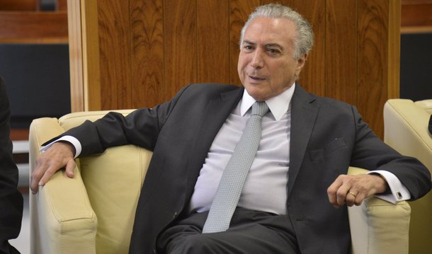 O Diretório do PT da cidade de Ocidental (GO) entrou com um mandado de segurança no Supremo Tribunal Federal nesta terça (10) contra o vice-presidente Michel Temer (PMDB-SP), pedindo que ele seja impedido de nomear ministros de Estado durante o eventual afastamento da presidente Dilma Rousseff; “Enquanto a Presidente Dilma não for destituída do cargo, o cargo continuará sendo seu, não podendo o atual Vice-Presidente Michel Temer praticar atos privativos de Presidente da República, pois estaria afrontando o Estado Democrático de Direito e a Constituição”, diz a ação; o relator é o ministro Luís Roberto Barroso