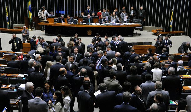 Plenário da Câmara aprovou o pedido de urgência do projeto que aumenta os salários dos servidores do Poder Judiciário; pelo texto aprovado na Comissão de Trabalho, de Administração e Serviço Público, o reajuste será de 41,47%; aumento será dado, de forma escalonada, em oito parcelas, de janeiro de 2016 a julho de 2019; só neste ano o impacto é de R$ 1,1 bilhão; proposta pode ser incluída na pauta a qualquer momento, mas não há previsão de votação