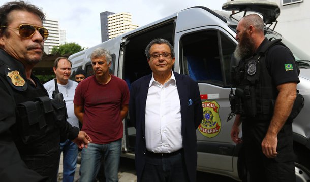 O ex-marqueteiro João Santana, sua esposa, Monica Moura, o ex-senador Gim Argello (PTB-DF) e o empresário Ronan Maria Pinto, dono do jornal "Diário do Grande ABC", foram transferidos da carceragem Polícia Federal no Paraná, em Curitiba, para o Complexo Médico Penal, presídio estadual em São José dos Pinhais, região metropolitana; Monica ficará em uma ala feminina no CMP; presos nas últimas fases da Operação Lava Jato, os quatro suspeitos foram transferidos por ordem do juiz Sergio Moro