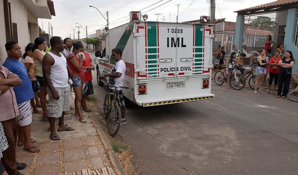 O Distrito Federal registrou 64 homicídios em janeiro, cinco a menos do que no mesmo mês de 2015; o índice foi um dos que sofreram redução (7,2%) neste ano, conforme levantamento da Secretaria da Segurança Pública e da Paz Social; entre os 12 tipos de crime citados no balanço, outros seis tiveram menor número de ocorrências; foi o caso de tipos graves, como latrocínio (roubo seguido de morte) — com queda de três (7 em 2015 contra 4 em 2016) — e lesão corporal seguida de morte (2 ante 1)