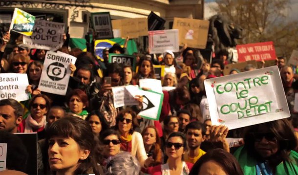Após ação realizada em 17 de abril, na Place de La Republique, em Paris, que reuniu mais de 500 pessoas, o Movimento Democrático 18 de março (MD18) mobiliza nova manifestação no 1° de maio; o grupo é formado por brasileiros residentes na França que contam com apoiadores em toda a Europa; se reuniu pela primeira vez em sintonia com as grandes manifestações do dia 18 de março de 2016 (145º aniversário da Comuna de Paris) em defesa da legalidade democrática Brasil