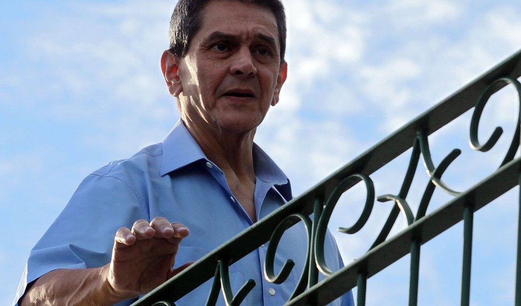 O ex-deputado federal Roberto Jefferson, de 62 anos, recebeu alta; ele estava internado no Hospital Samaritano, na Barra da Tijuca, onde, no último dia 7, submeteu-se a uma cirurgia para reconstrução do trânsito gástrico; o ex-parlamentar já havia passado por uma cirurgia para a retirada de um tumor no pâncreas, em 2012; em julho do ano passado, foi internado no Samaritano para a realização de exames após ter sido acometido por uma febre