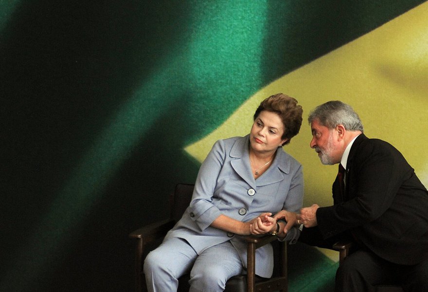 Se a presidente Dilma Rousseff colecionou vitórias no Congresso na semana passada, com destaque para a manutenção dos vetos contra a chamada pauta-bomba, o PT não saiu das cordas, argumenta o jornalista Leonardo Attuch, editor do 247; segundo ele, o ex-presidente Lula, que representa a expectativa de poder do partido, se tornou alvo de delatores e entrou na mira da Lava Jato; "Lula tem falado mais e estuda antecipar sua eventual candidatura em 2018. Mas esse projeto poderá receber novos disparos, até porque Dilma se fortaleceu. Quanto maior a percepção de que ela irá até o fim, mais ele será atacado", diz ele