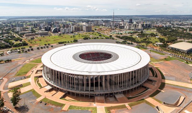 O governo do Distrito Federal convocou empresas privadas a "manifestarem interesse" pela gestão do complexo esportivo no centro de Brasília, incluindo prédios como o estádio Mané Garrincha, sede da Copa do Mundo de 2014, e o ginásio Nilson Nelson; o edital é o pontapé inicial para a transferência desses espaços para a gestão privada; a ideia é que os estudos de viabilidade sejam feitos pelas próprias empresas, que deverão indicar propostas para revitalizar a área e promover a realização de eventos