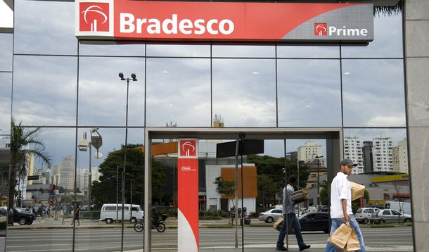 Conselho de Administração do Bradesco decidiu cancelar aumento de capital de R$ 3 bilhões, citando a volatilidade dos mercados o que fazia as ações do grupo financeiro dispararem nesta quarta-feira, 3; operação previa a emissão de 164.769.488 novas ações; às 10h16, as preferenciais do Bradesco saltavam 5,7%, a cerca de R$ 19, enquanto as ordinárias tinham ganho de 5 por cento, a quase R$ 20