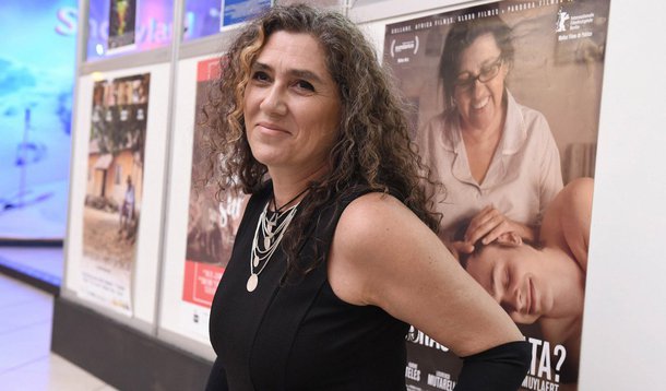 "Quero dedicar esse prêmio às Jéssicas que estão hoje na universidade e a algumas pessoas que eu acredito que tem muito a ver com isso. Eu entendo essas pessoas como pai e a mãe das Jéssicas. Não no filme, mas na vida real, que são o ex-presidente Lula e a presidente Dilma Rousseff", afirmou a diretora do filme "Que horas ela volta?", ao recebeer o prêmio Faz Diferença, oferecido pelo jornal O Globo, na categoria cinema