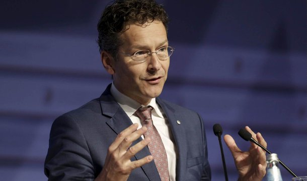Segundo o chefe dos ministros das Finanças da zona do euro, Jeroen Dijsselbloem, a Grécia fez todas as reformas previstas no primeiro pacote de medidas acordadas com os credores da zona do euro, abrindo caminho para ter acesso a próxima parcela de empréstimo; "O acordo abre caminho para a aprovação formal pelo Mecanismo Europeu de Estabilidade Financeira (ESM, na sigla em inglês) na segunda-feira, 23 de novembro, de desembolso de 2 bilhões de euros ligados ao primeiro conjunto de metas", disse