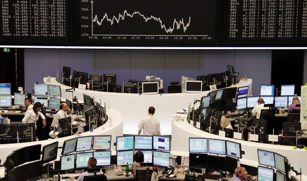 Ações europeias fecharam no menor nível em mais de dois anos nesta segunda-feira, 8, com investidores preocupados com a saúde dos bancos da região, além de temores sobre a desaceleração econômica global; índice das principais ações europeias FTSEurofirst 300 fechou com queda de 3,4%; "Investidores estão começando a pensar que os bancos não são tão sólidos como antes de imaginava", disse o gestor de fundos da Anthilia Capital, Giuseppe Sersale, na Itália