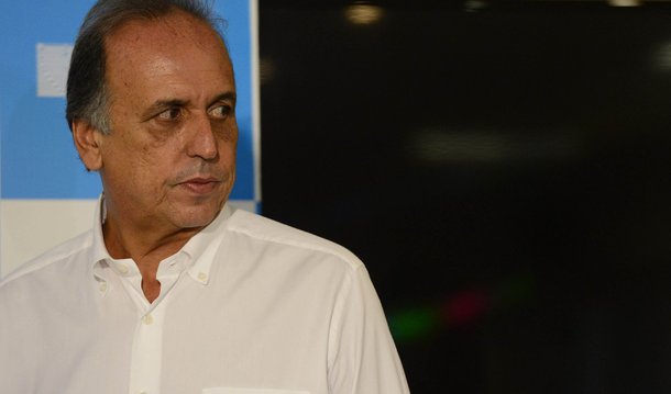 O governador licenciado Luiz Fernando Pezão voltou para o Hospital Pró-Cardíaco, em Botafogo, zona sul do Rio, devido a uma inflamação, na altura da clavícula, onde foi colocado um cateter para facilitar o tratamento de quimioterapia contra o câncer; o governador teve alta da primeira fase do tratamento no dia 31 de março e no dia seguinte (1º) seguiu para Piraí, sua cidade natal, no interior do estado, onde ficaria descansando com a família; em nota, o governo do estado informou a internação de  Pezão, motivada pela infecção cutânea; ele será submetido a tratamento com antibiótico endovenoso, está internado  no quarto e seu estado é estável