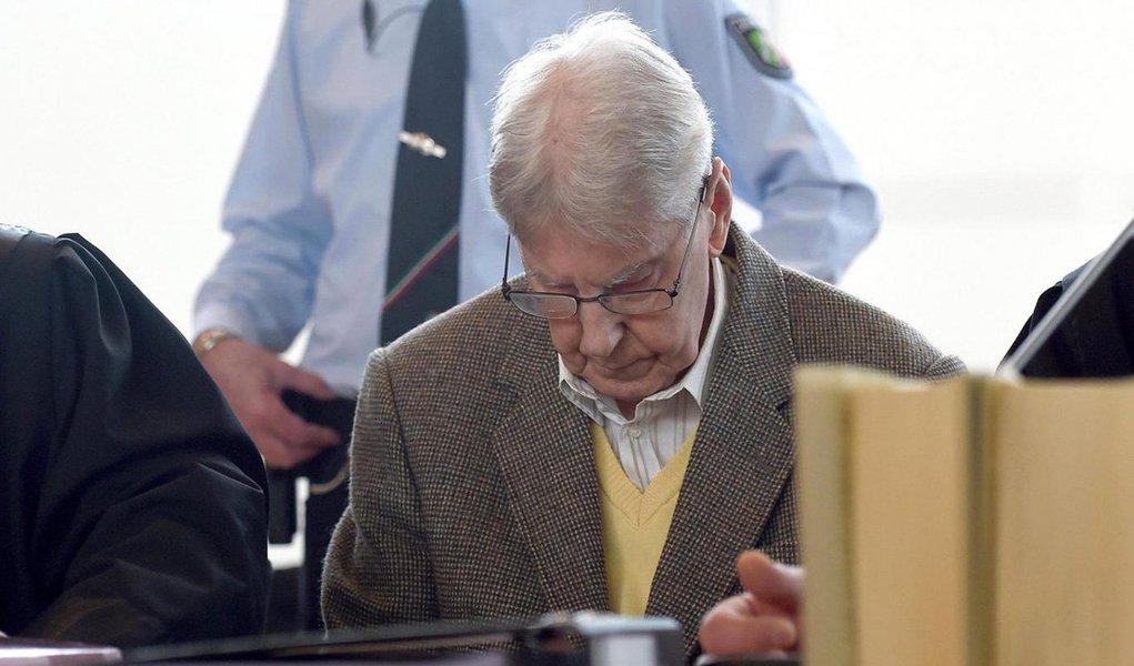 Reinhold Hanning chegou ao tribunal de Detmold nesta quinta-feira, 11, para ser julgado como cúmplice do assassinato de pelo menos 170 mil pessoas no que provavelmente será um dos últimos julgamentos de crimes de guerra nazistas; ele tinha 20 anos em 1942, quando começou a trabalhar como guarda da Waffen SS no campo de extermínio na Polônia ocupada, onde mais de 1,1 milhão de judeus foram mortos pelos nazistas