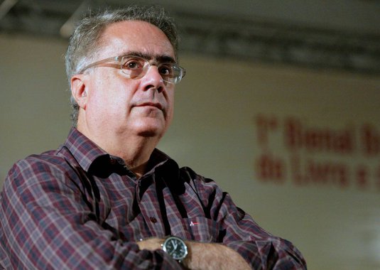 Jornalista Luís Nassif cobrou dos ministros do Supremo Tribunal Federal (STF) que se posicionem contra o golpe que visa tirar a presidente Dilma Rousseff do cargo para o qual foi eleita por mais de 54 milhões de brasileiros; por meio de uma carta aberta, Nassif, ressalta que "permitir o golpe será entregar à selvageria décadas de construção democrática, de avanços morais, de direitos das minorias, de construção de uma pátria mais justa e solidária"; ele tabém pediu que os ministros do STF "entendam a verdadeira voz das ruas, não a do ódio alimentado diuturnamente por uma imprensa que virou o fio, mas os apelos para a concórdia, para a paz, para o primado das leis. E, na base de tudo, a defesa da democracia"