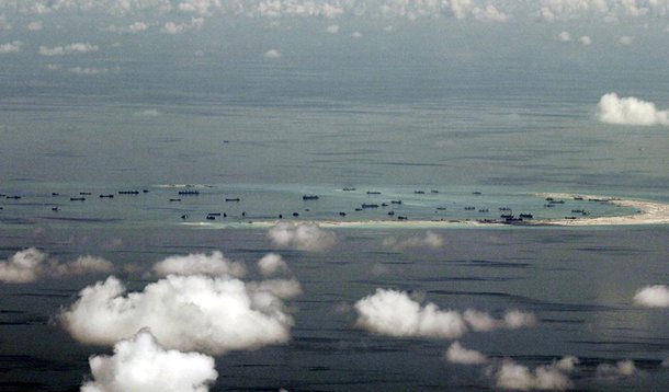Autoridades dos EUA e de Taiwan afirmaram que a China instalou um sistema de mísseis terra-ar em uma das ilhas que controla no Mar do Sul da China que são disputadas por outros países, ampliando as tensões na região; Ministério da Defesa chinês informou que as instalações de defesa em "ilhas e recifes relevantes" estão nestes locais há anos, acrescentando que os relatos mais recentes sobre o deslocamento de mísseis não são nada mais que "falatório"