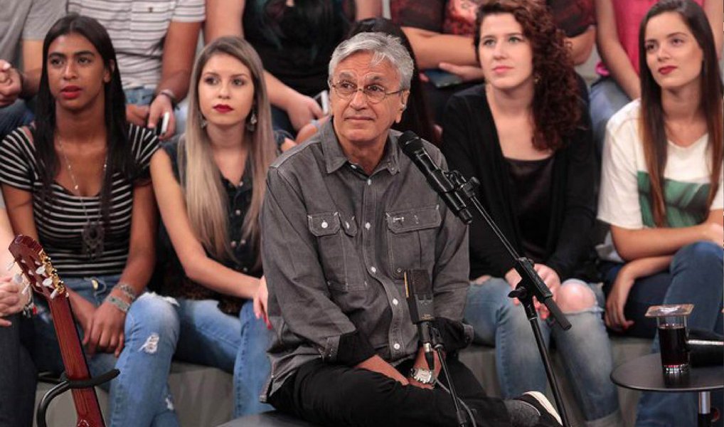 Uma das vítimas do Golpe Militar de 1964, o cantor e compositor Caetano Veloso comparou o cenário político atual com o ambiente que propiciou a derrubada do presidente João Goulart; "A manifestação não é suficientemente diferente da que levou ao golpe de 64″, argumenta; "Os ânimos estão exaltados e os acontecimentos, sendo atropelados", disse Caetano durante gravação do programa "Altas Horas", que vai ao ar neste sábado 19