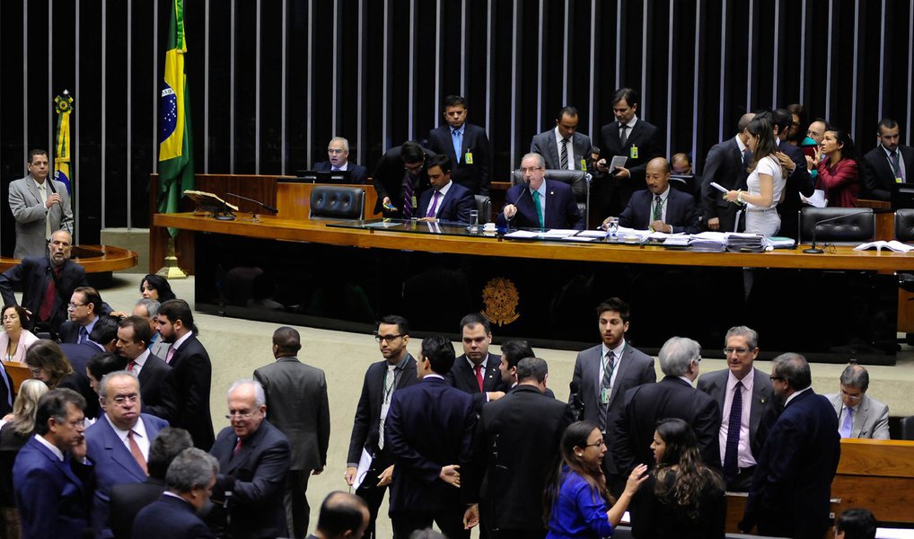 Secretaria Geral da Mesa da Câmara dos Deputados informou que foram protocoladas duas chapas que concorrem para a Comissão Especial destinada a dar parecer sobre o pedido de impeachment; Chapa 1, que tem as indicações do governo, conta com 49 membros; já a Chapa 2, que foi formada por partidos de oposição, em sua maioria, tem 38 inscritos; a escolha da chapa vai à votação secreta no Plenário nesta terça-feira, 8, e pode ser o primeiro teste de fogo do governo na luta contra o golpe; confira os integrantes de cada chapa