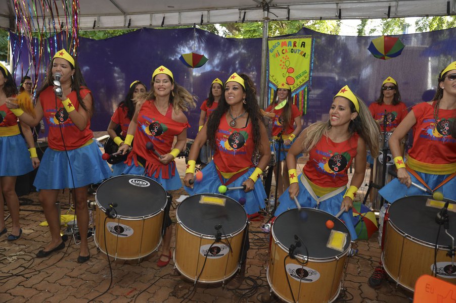 Sem água e sem lama, todos puderam curtir neste domingo 24 o som da percussão da banda Maria Vai Casoutras, na Quadra 201 Norte, zona central de Brasília, onde funcionará a Praça dos Prazeres, nos dias de folia; às 17h30, a Polícia Militar estimava 2 mil pessoas no local