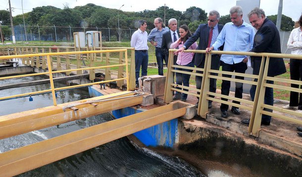 O Centro de Reservação de Água Potável do Setor Noroeste foi inaugurado pelo governador Rodrigo Rollemberg, acompanhado de outras autoridades; dois reservatórios vão reforçar o abastecimento da região; a obra, bancada com recursos da Terracap, custou R$ 4,8 milhões e foi retomada pela atual gestão; cada um dos tanques tem capacidade para 2,5 mil metros cúbicos e mede 21,31 metros de diâmetro e 7,47 metros de altura